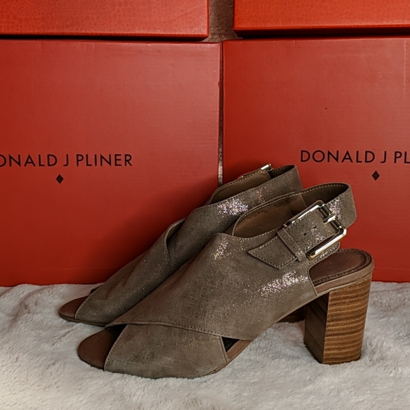 👠 Donald J Pliner Gold Heels - Picture 3 of 8